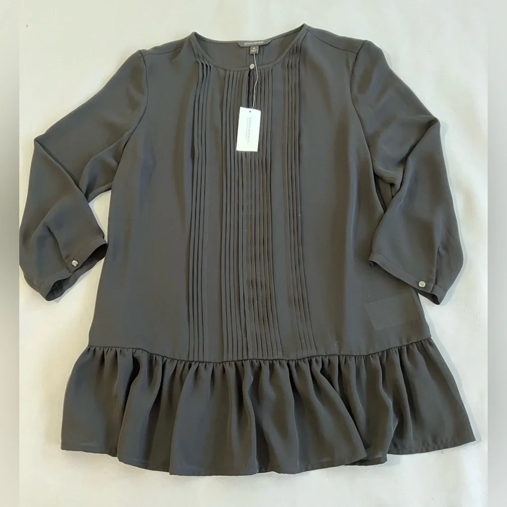 Banana Republic logo  CREPE FLUTTER BLOUSE‎ Black Sz Médium Women’s NWT!